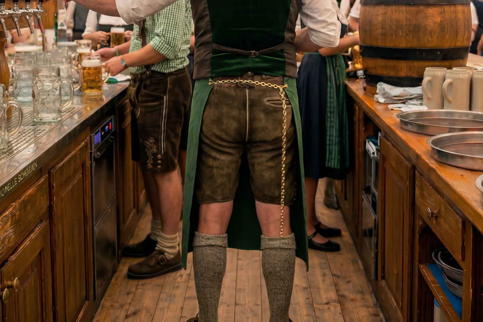 Schankschürze – Rückenansicht mit Kette (handgefertigt in Bayern)